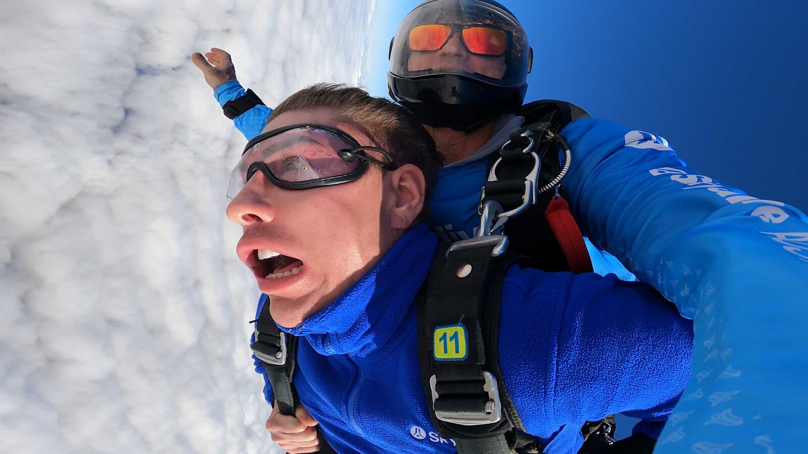 Tomi mid-skydive